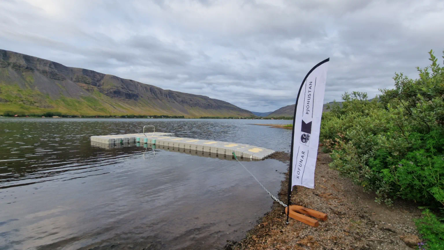 Flotbryggja við rampinn hjá Siglingaklúbbnum